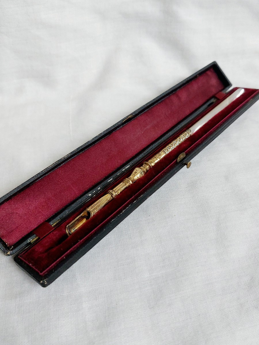 Porte plume milieu XIXème monture vermeil et nacre - nécessaire d'écriture romantique