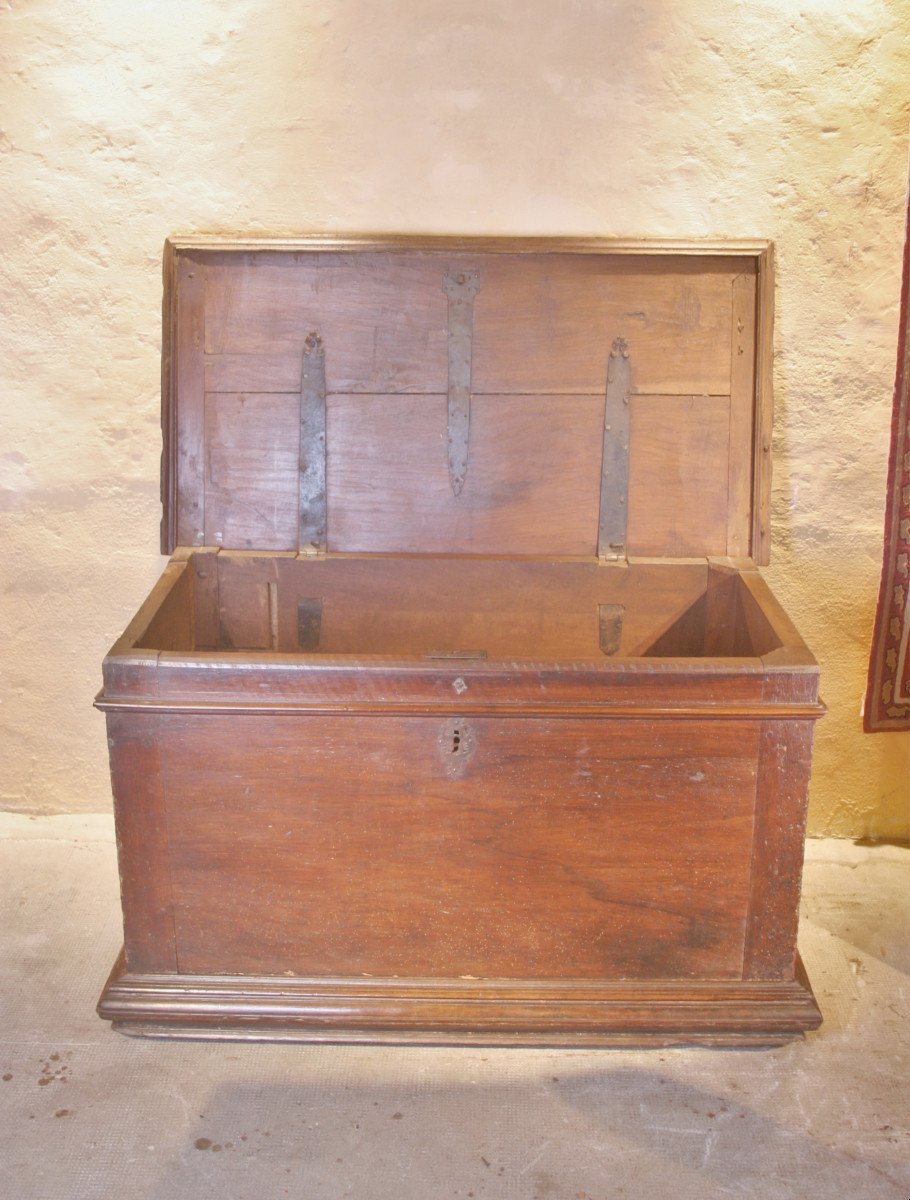 17th Century Walnut Chest-photo-2