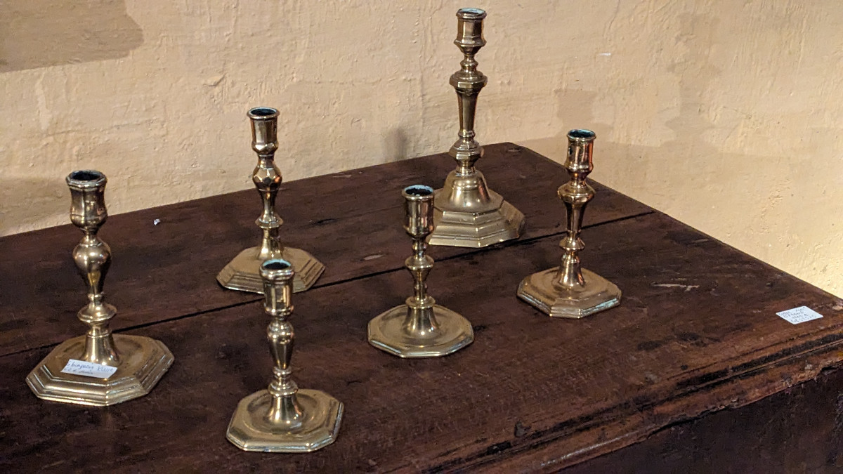 Une suite de six petits chandeliers XVIIIe