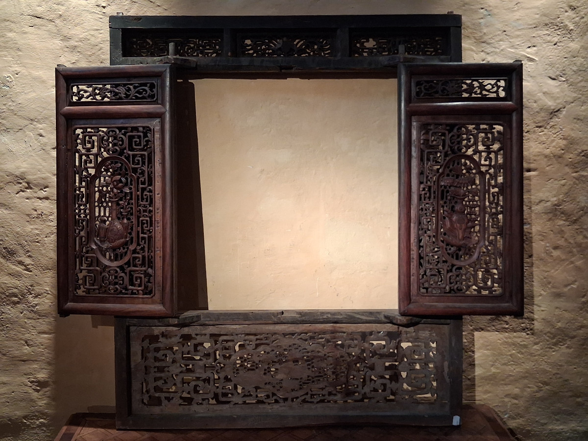 A Chinese Wood-paneled Facade-photo-1