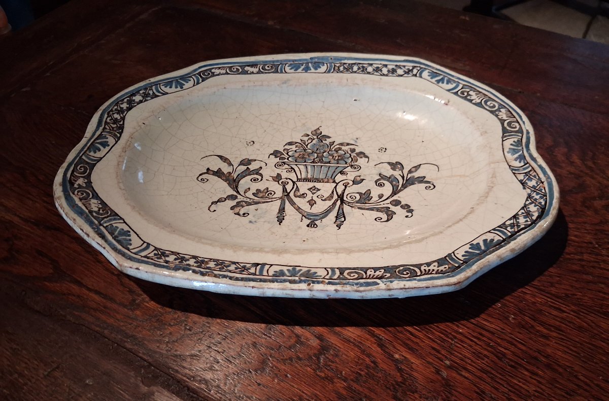 Plat en faience de Rouen