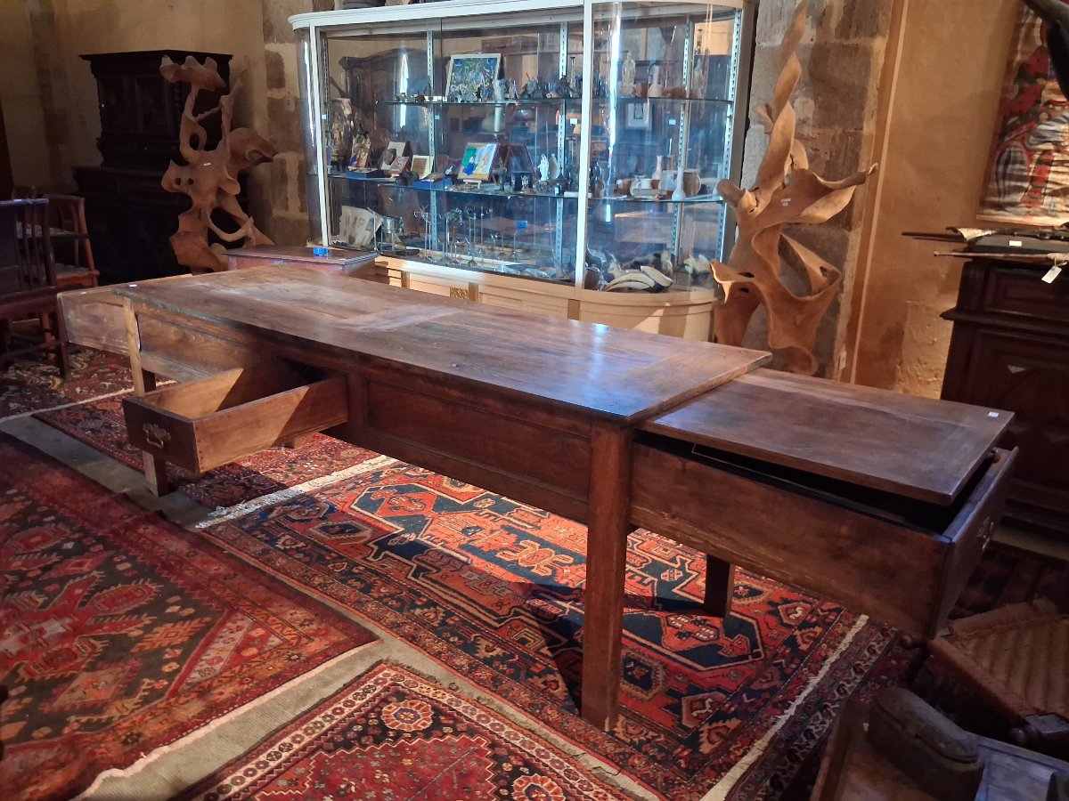 Une grande table d'office
