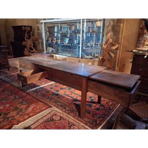 Une grande table d'office