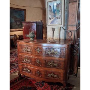 Une commode galbée