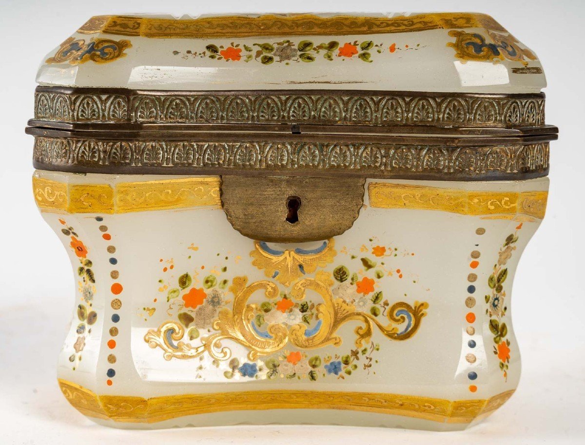 Box Made In Enamelled Opaline, Antique From The 19th Century.-photo-1