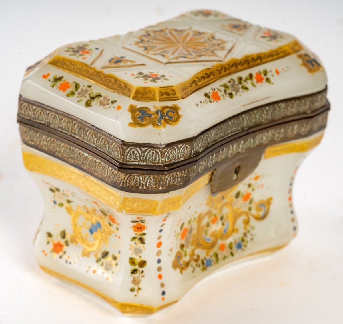Box Made In Enamelled Opaline, Antique From The 19th Century.-photo-2
