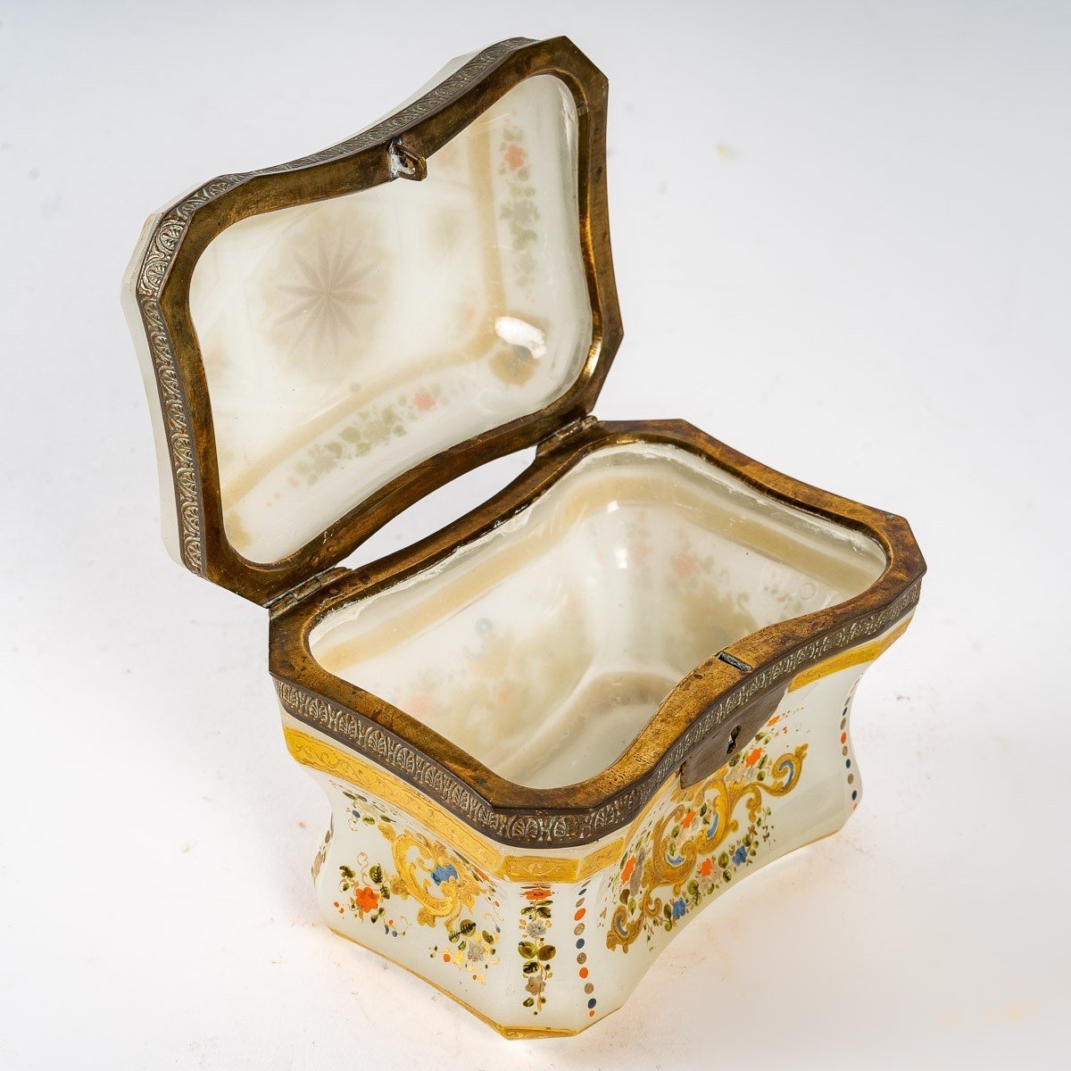 Box Made In Enamelled Opaline, Antique From The 19th Century.-photo-4