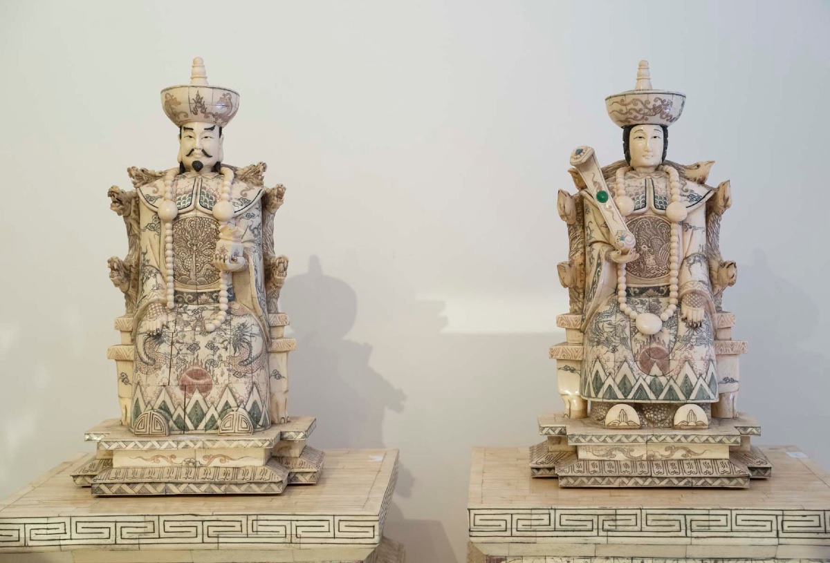 Rare 19th Century Chinese Carved Bone Veneer Furniture Set-photo-3