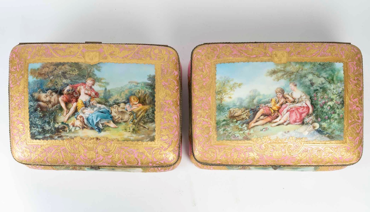 Paire Rare De Boîtes En Porcelaine De Sèvres émaillée à L’or, Peint à La Main 