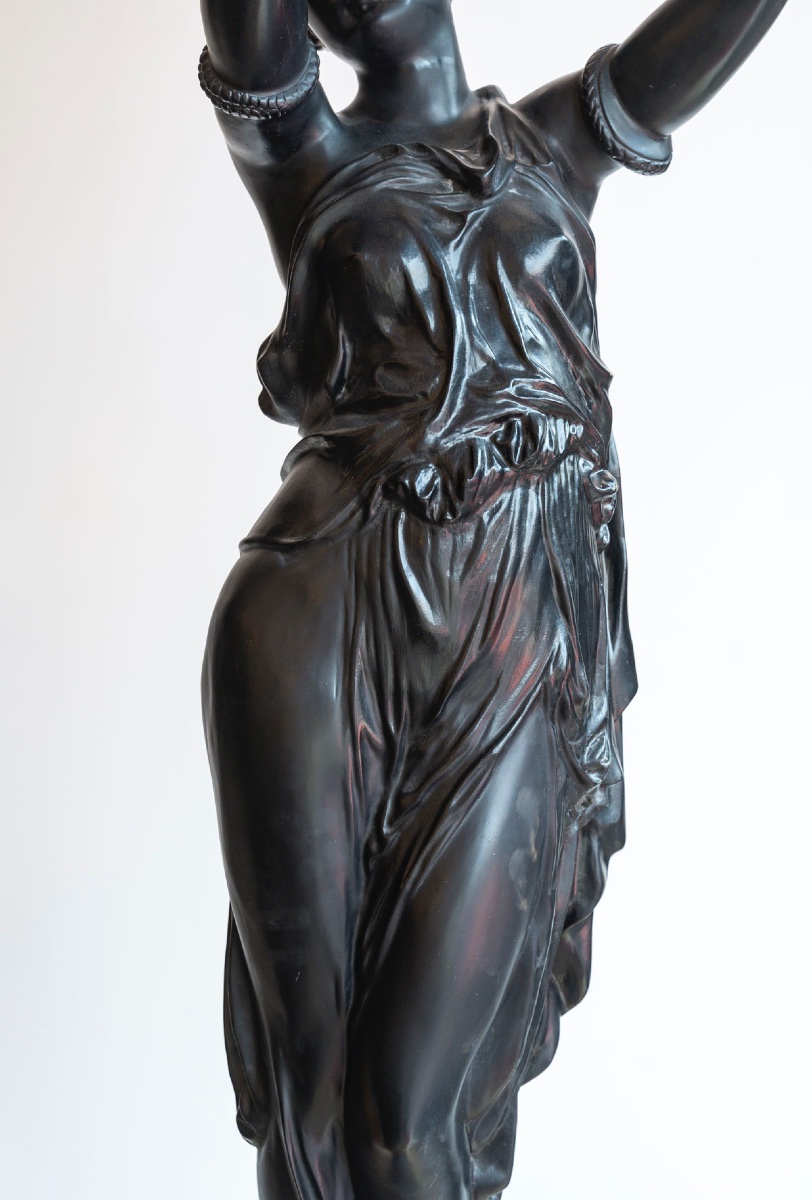 Monumentale Paire de candélabres  Néoclassiques en Bronze et Marbre, d’après Carrier-Belleuse-photo-3