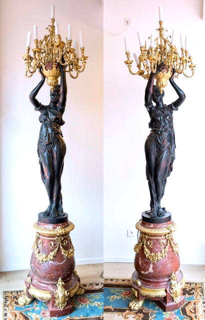 Monumentale Paire de candélabres  Néoclassiques en Bronze et Marbre, d’après Carrier-Belleuse