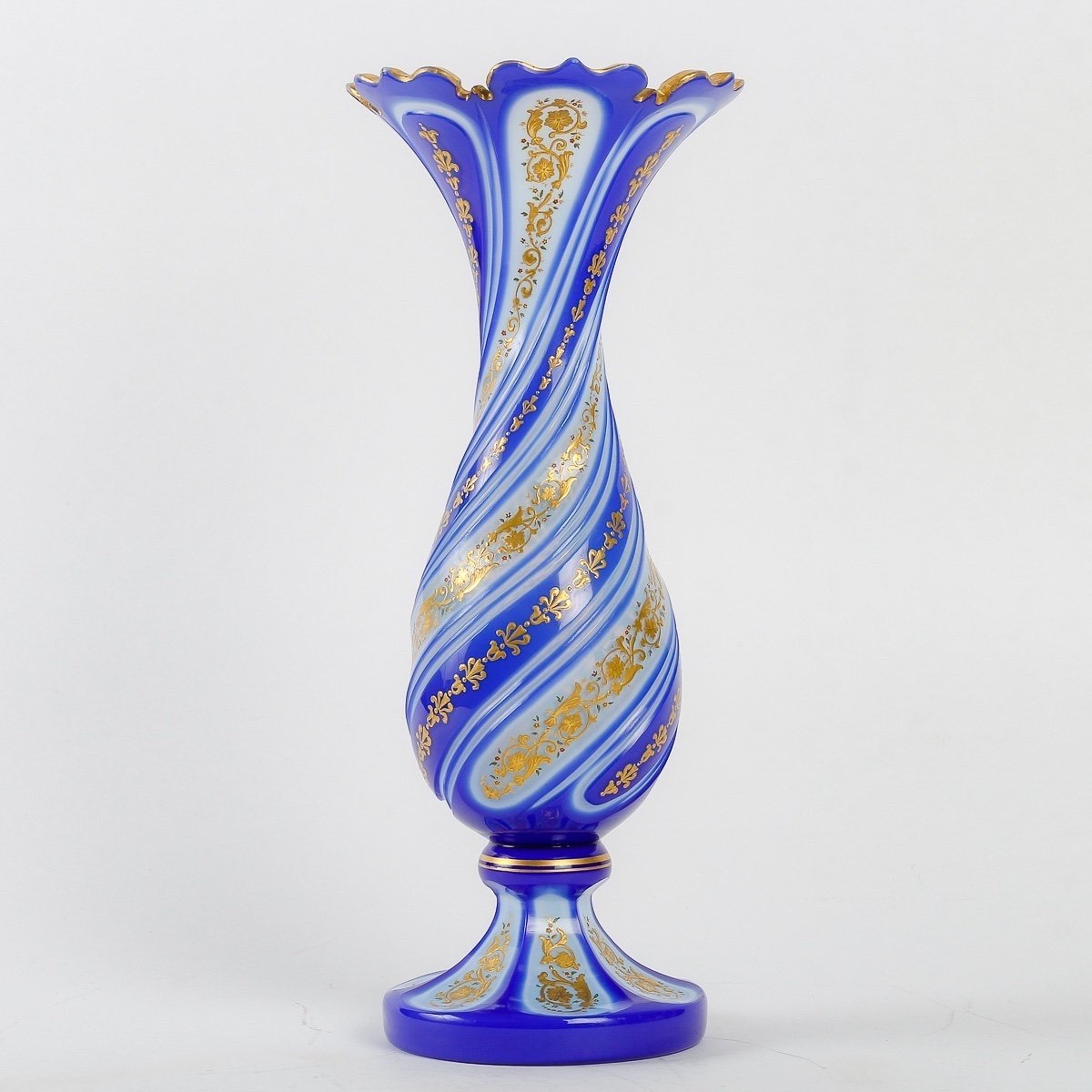 Vase en Opaline Torsadé Bleu Cobalt Émaillé, 19ᵉ Siècle