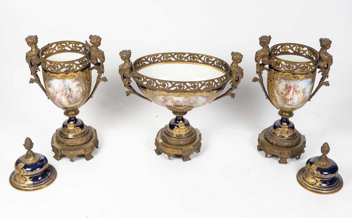 garniture de cheminée en porcelaine de Sèvres et bronze doré, signée Poitevin -photo-3