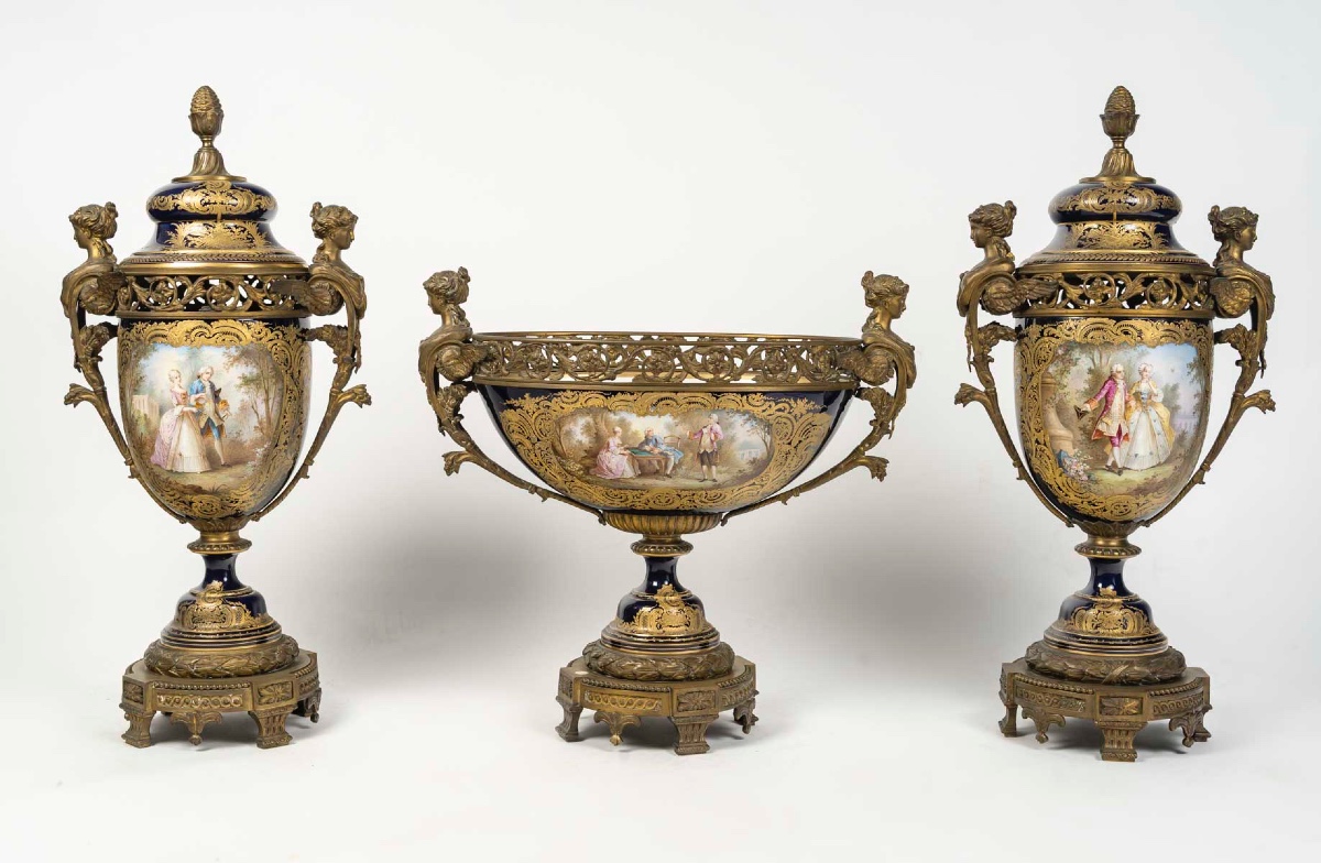 garniture de cheminée en porcelaine de Sèvres et bronze doré, signée Poitevin 