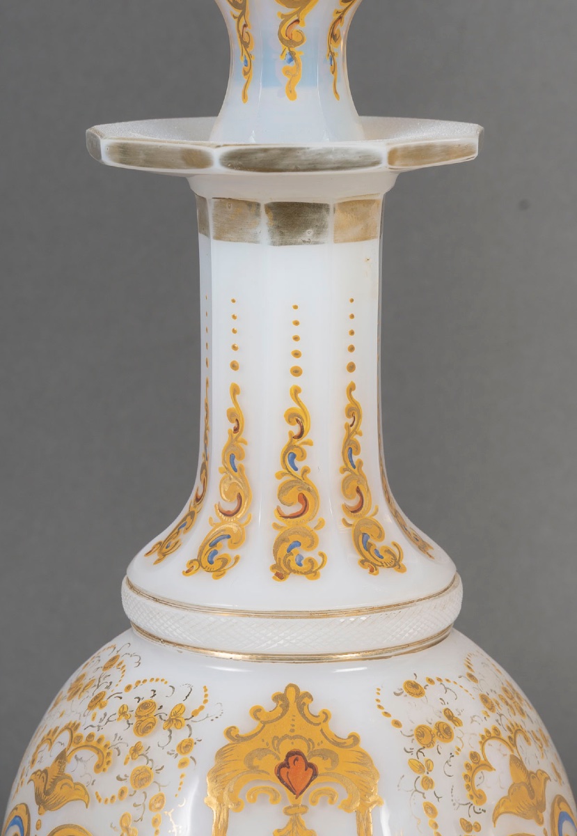 Paire de carafes en opaline blanche émaillée or, 19ᵉ siècle-photo-2