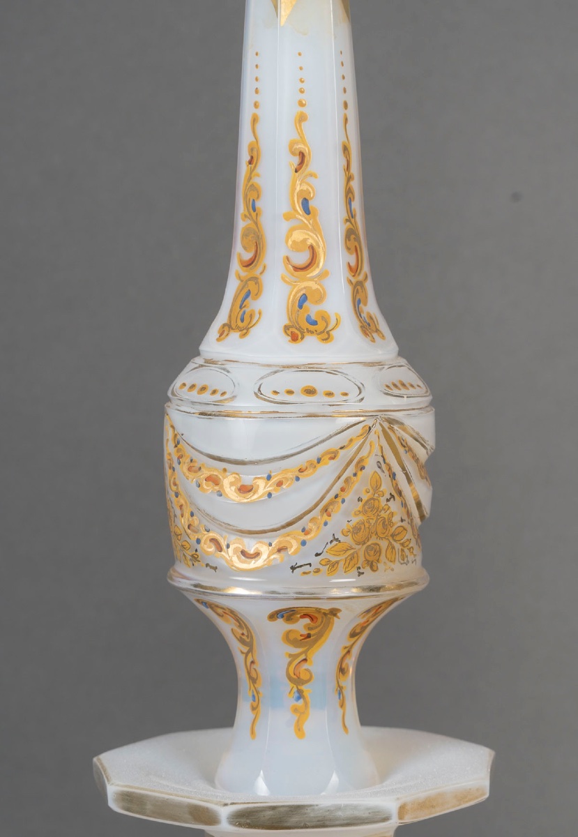 Paire de carafes en opaline blanche émaillée or, 19ᵉ siècle-photo-3