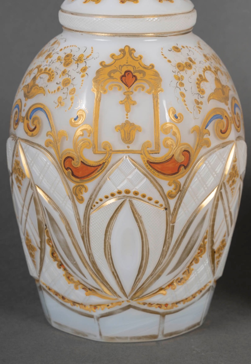 Paire de carafes en opaline blanche émaillée or, 19ᵉ siècle-photo-4