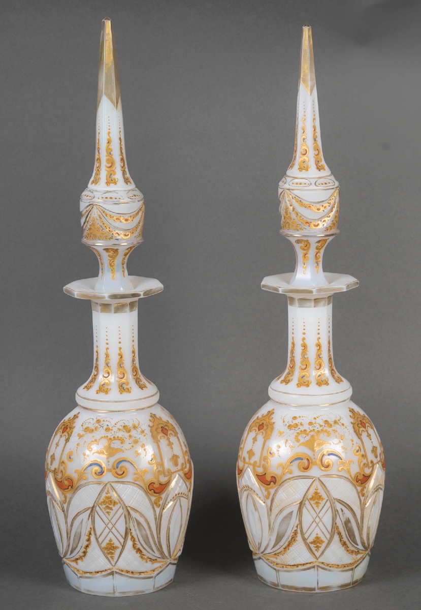 Paire de carafes en opaline blanche émaillée or, 19ᵉ siècle-photo-1