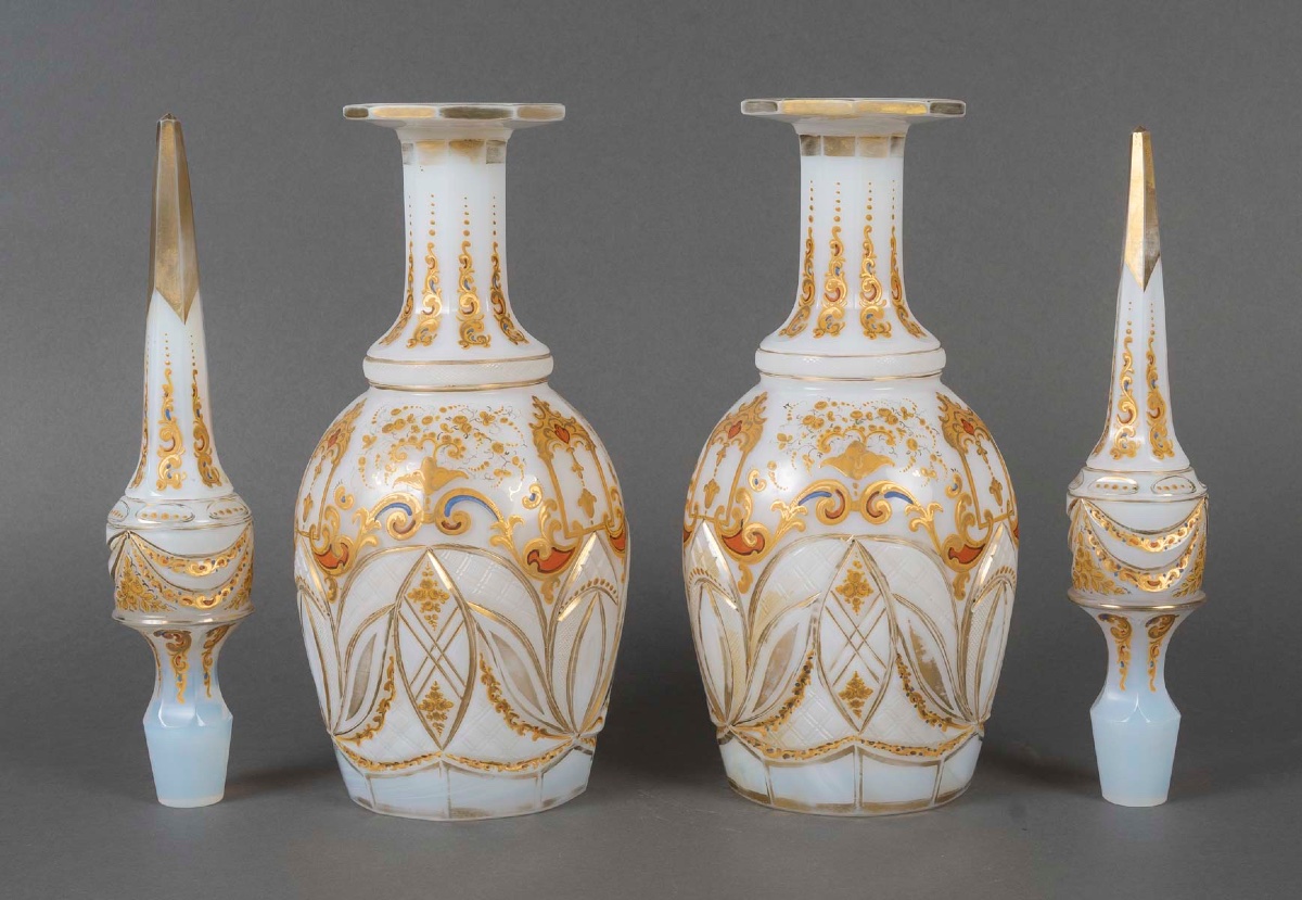 Paire de carafes en opaline blanche émaillée or, 19ᵉ siècle-photo-3
