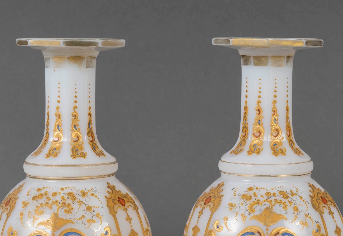Paire de carafes en opaline blanche émaillée or, 19ᵉ siècle-photo-4