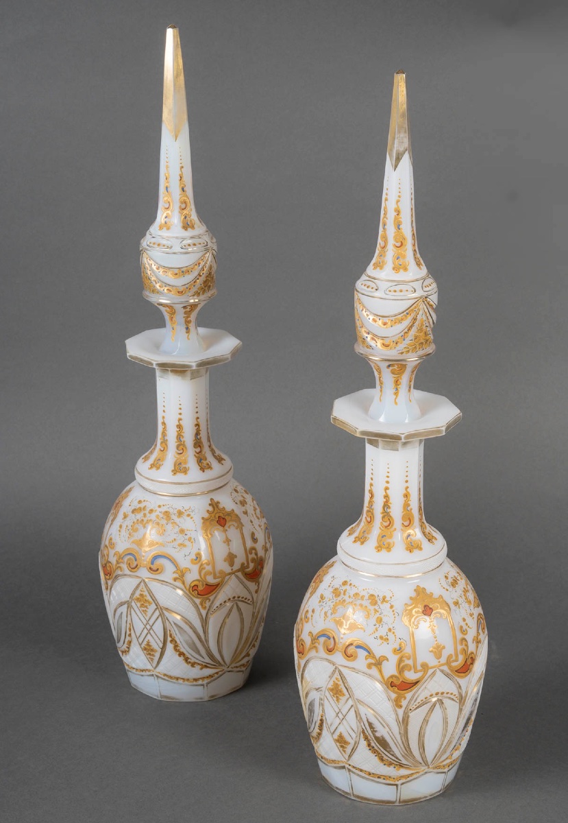 Paire de carafes en opaline blanche émaillée or, 19ᵉ siècle-photo-5