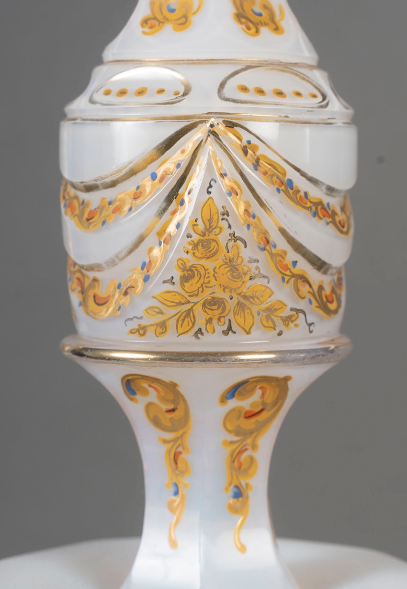 Paire de carafes en opaline blanche émaillée or, 19ᵉ siècle-photo-6