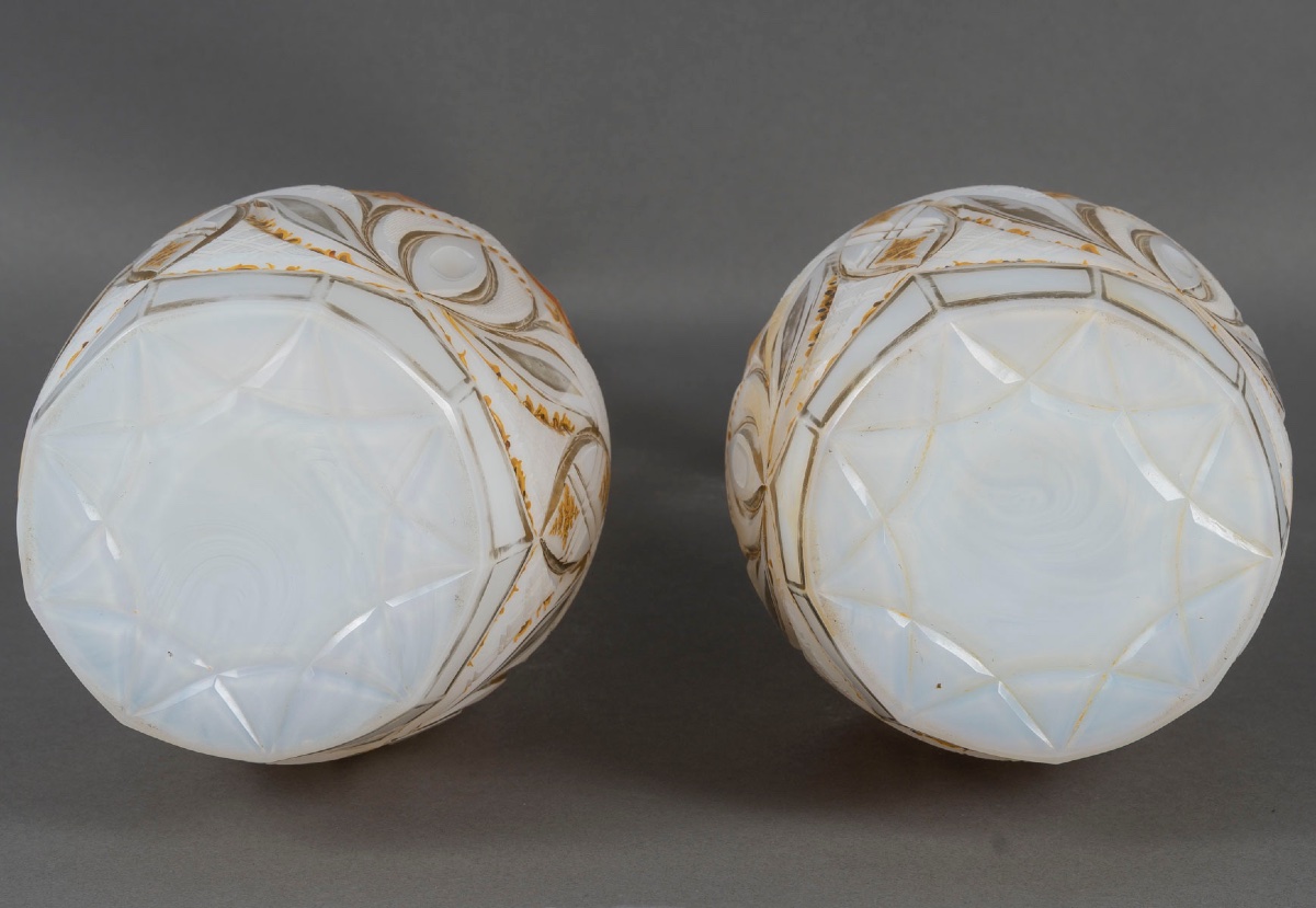 Paire de carafes en opaline blanche émaillée or, 19ᵉ siècle-photo-7