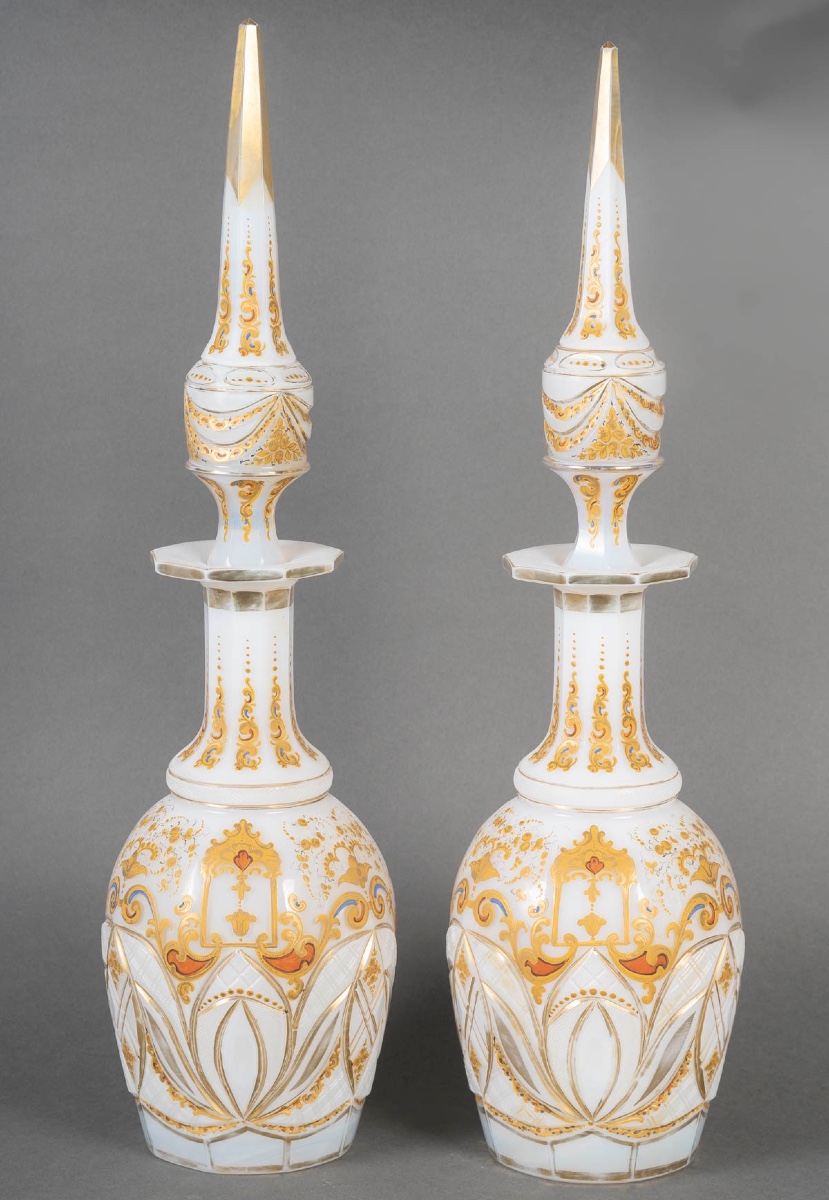 Paire de carafes en opaline blanche émaillée or, 19ᵉ siècle