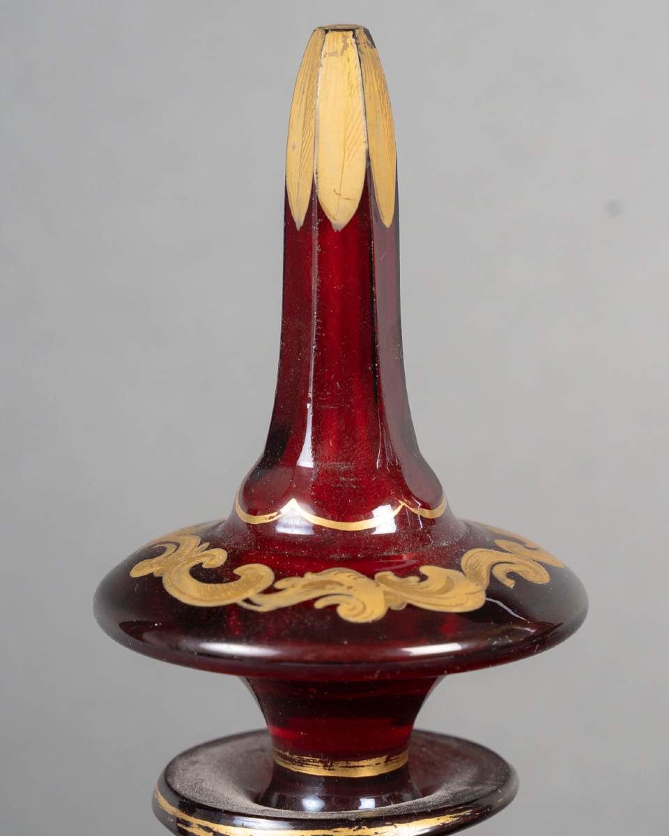 Paire de flacons en cristal de Bohême rouge émaillé or, 19ᵉ siècle-photo-4