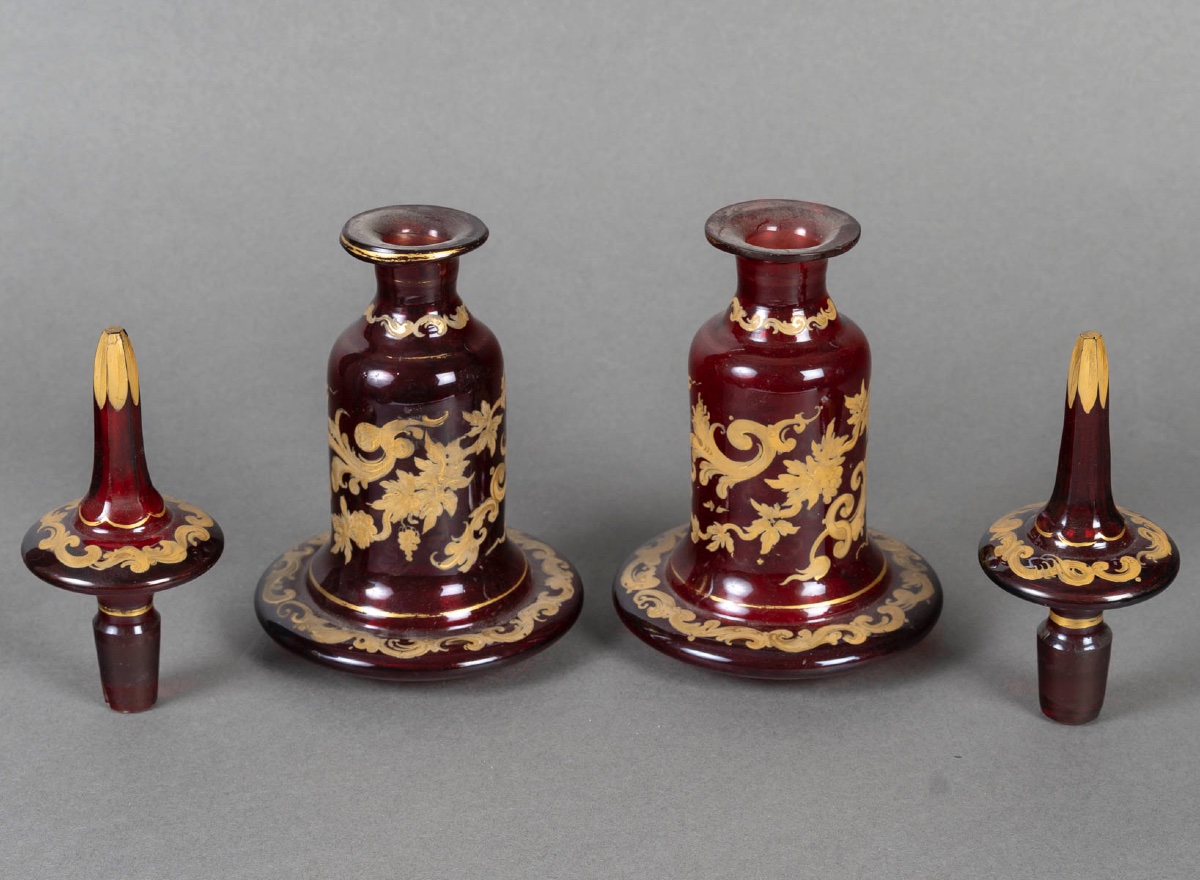 Paire de flacons en cristal de Bohême rouge émaillé or, 19ᵉ siècle-photo-1