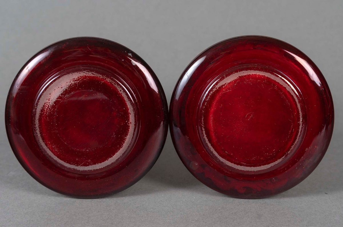 Paire de flacons en cristal de Bohême rouge émaillé or, 19ᵉ siècle-photo-3