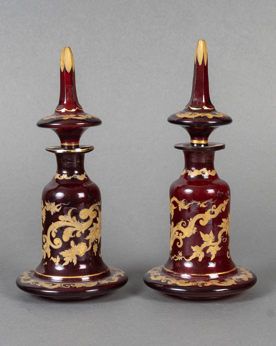 Paire de flacons en cristal de Bohême rouge émaillé or, 19ᵉ siècle
