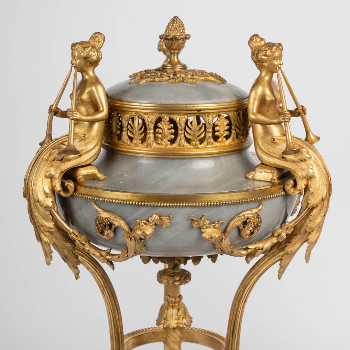 Paire de cassolettes en marbre et bronze doré, attribuées à Thomire, 19ᵉ siècle-photo-2