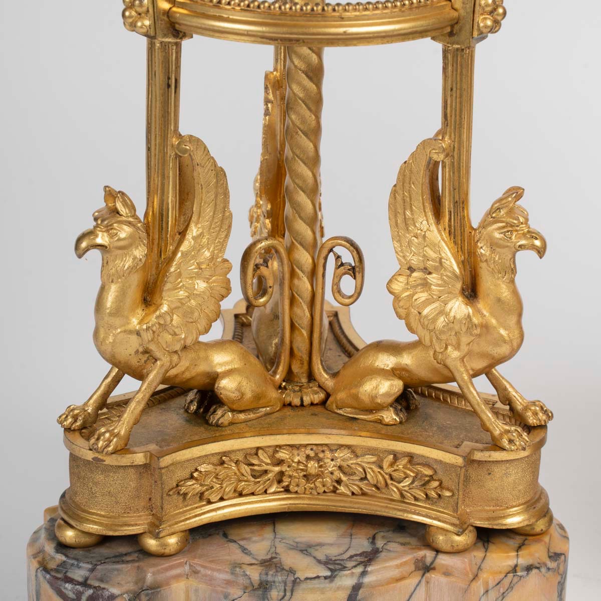Paire de cassolettes en marbre et bronze doré, attribuées à Thomire, 19ᵉ siècle-photo-4
