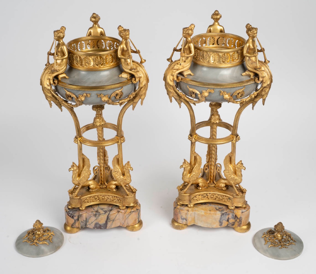 Paire de cassolettes en marbre et bronze doré, attribuées à Thomire, 19ᵉ siècle-photo-1