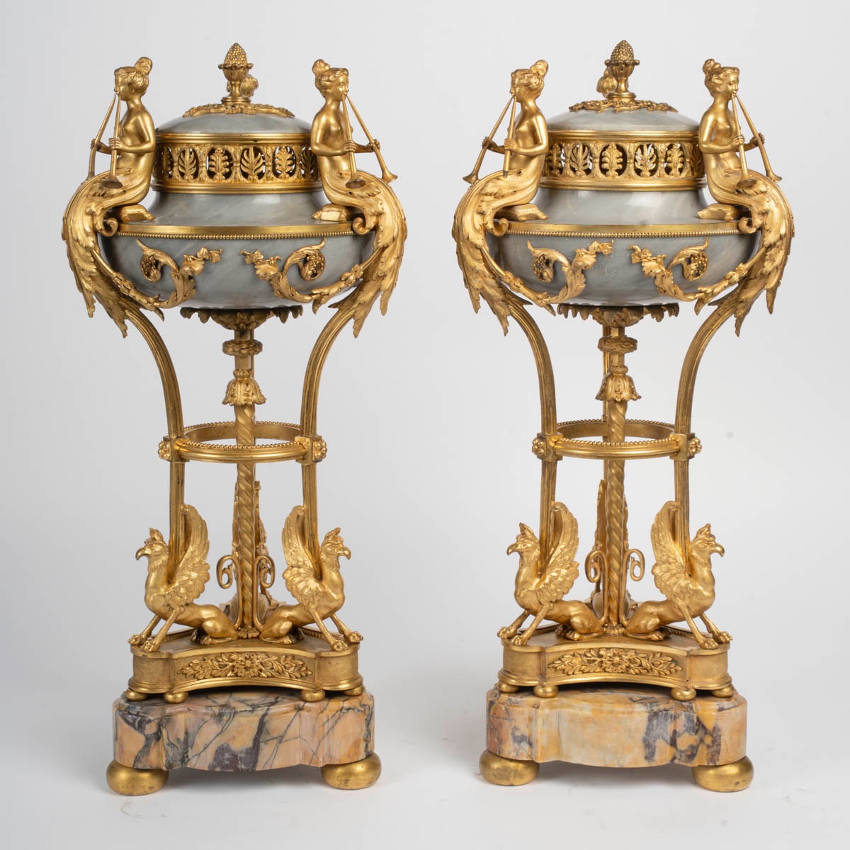 Paire de cassolettes en marbre et bronze doré, attribuées à Thomire, 19ᵉ siècle