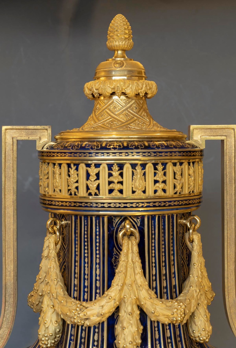 Vase monumental à couvercle en porcelaine  “Vase grec à rosettes” doré Style Louis XVI-photo-3