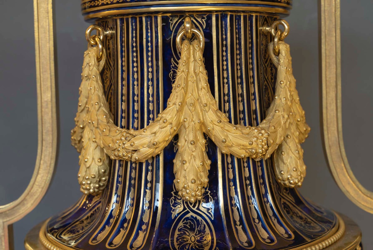 Vase monumental à couvercle en porcelaine  “Vase grec à rosettes” doré Style Louis XVI-photo-4
