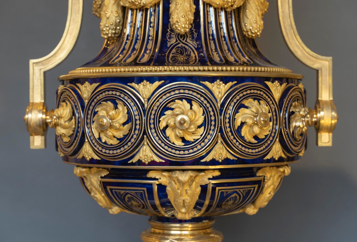 Vase monumental à couvercle en porcelaine  “Vase grec à rosettes” doré Style Louis XVI-photo-1