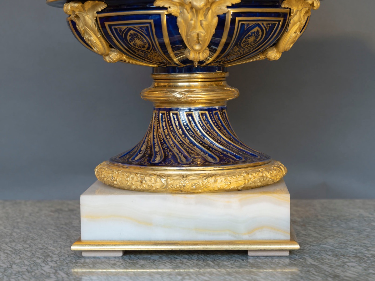 Vase monumental à couvercle en porcelaine  “Vase grec à rosettes” doré Style Louis XVI-photo-2