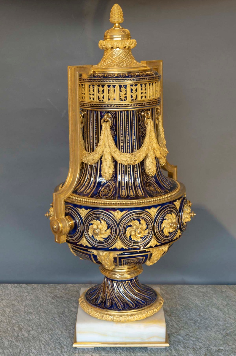 Vase monumental à couvercle en porcelaine  “Vase grec à rosettes” doré Style Louis XVI-photo-3