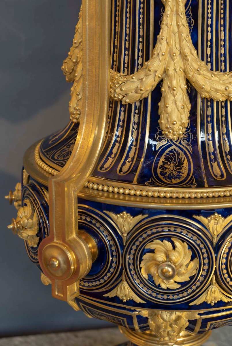 Vase monumental à couvercle en porcelaine  “Vase grec à rosettes” doré Style Louis XVI-photo-4