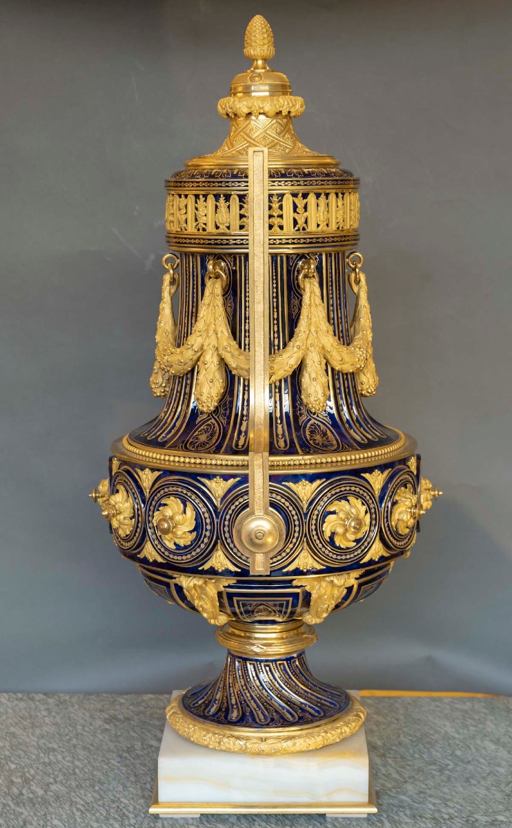 Vase monumental à couvercle en porcelaine  “Vase grec à rosettes” doré Style Louis XVI-photo-5