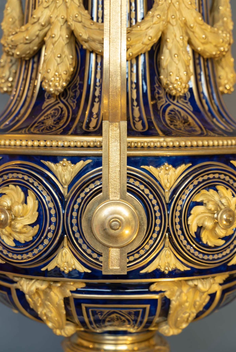 Vase monumental à couvercle en porcelaine  “Vase grec à rosettes” doré Style Louis XVI-photo-6