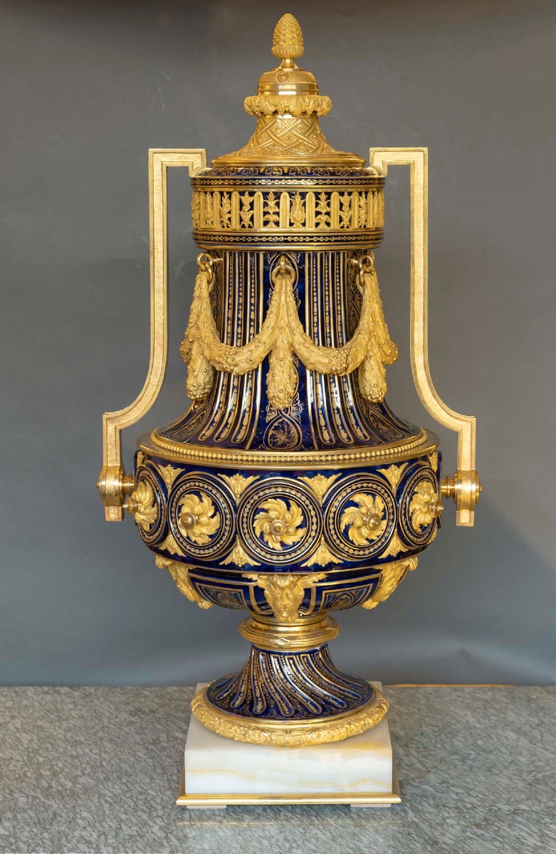 Vase monumental à couvercle en porcelaine  “Vase grec à rosettes” doré Style Louis XVI-photo-7