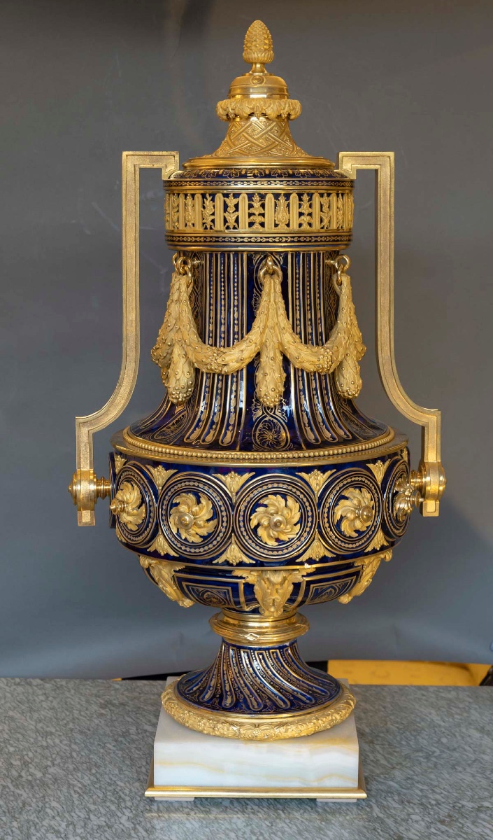 Vase monumental à couvercle en porcelaine  “Vase grec à rosettes” doré Style Louis XVI
