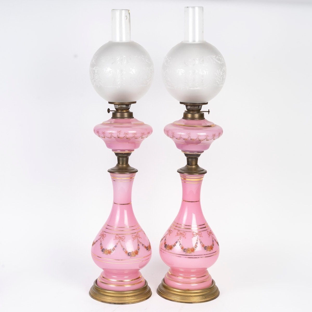 Duo de lampes à pétrole en opaline rose – 19e siècle