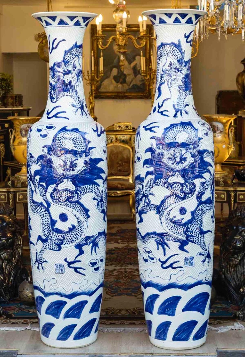 Duo de vases monumentaux en porcelaine de Jingdezhen