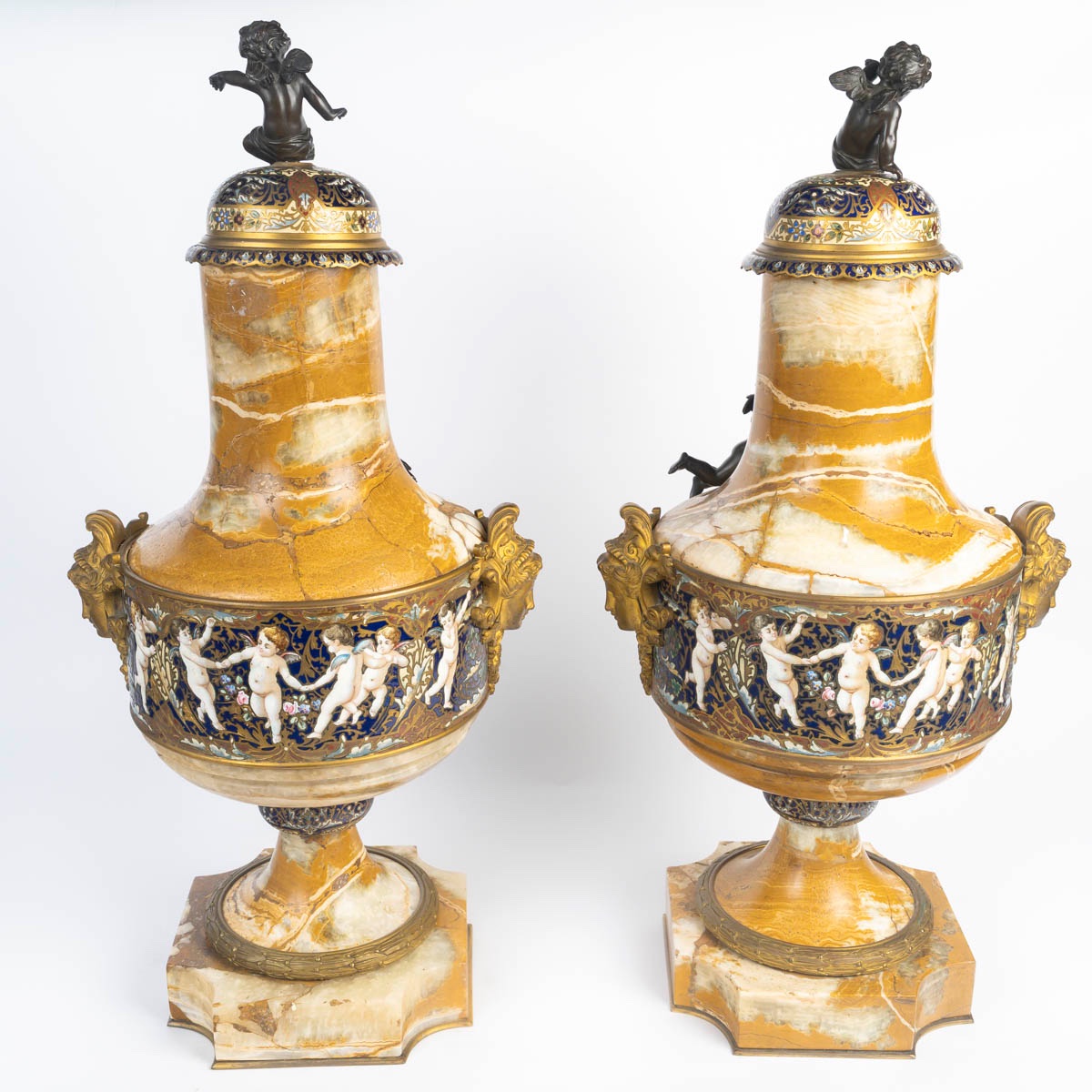 Rare paire de vases en onyx d’Algérie et bronze doré, décor aux putti – 19e siècle-photo-2