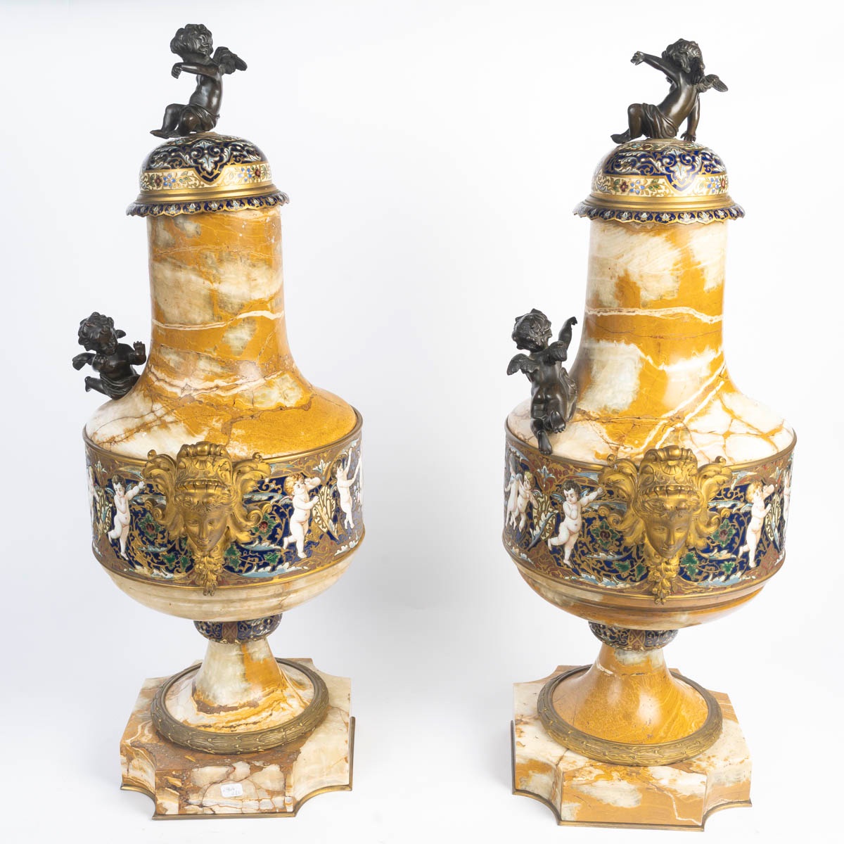 Rare paire de vases en onyx d’Algérie et bronze doré, décor aux putti – 19e siècle-photo-3